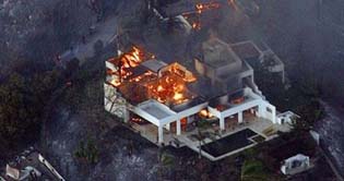 California fire forces 30,000 to flee, burns 75 homes